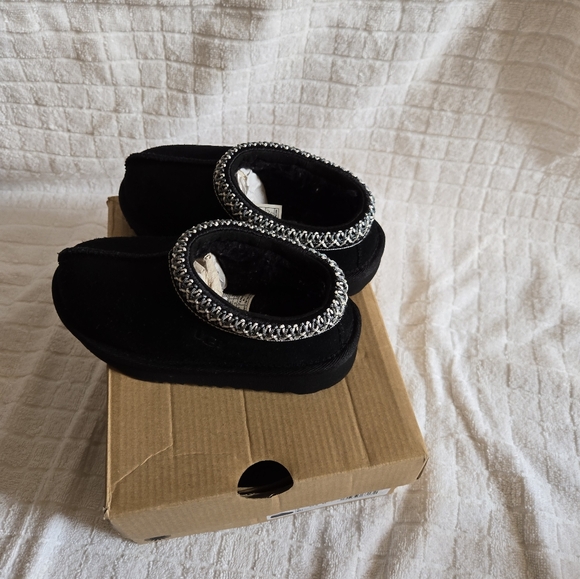 T Tasman II UGG toddler girl shoes. Size 10 toddler. - Picture 5 of 11